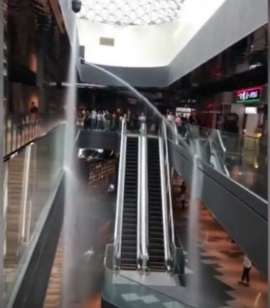 消防水炮誤噴現場截圖